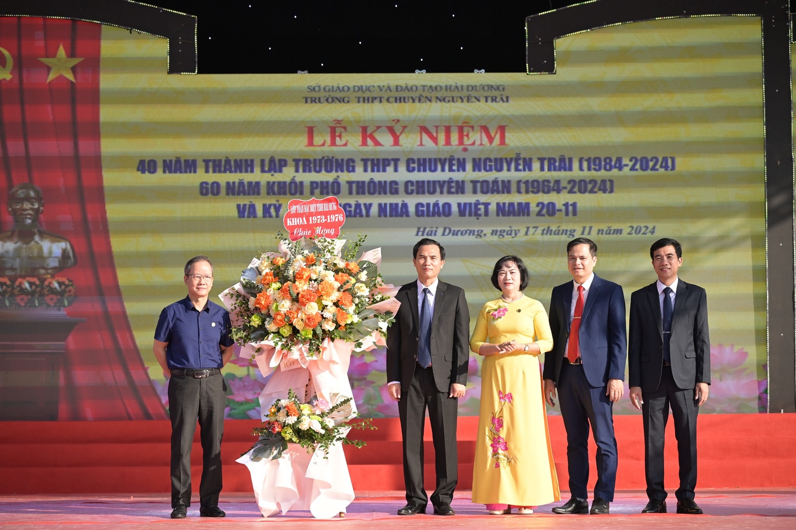 Nhấn để phóng to